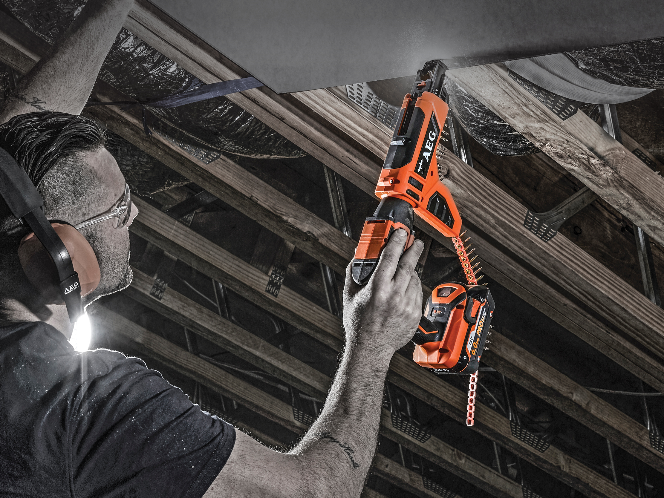 The extreme 5,000RPM gear box with 5Nm Torque provides faster screwing speed into timber or metal studs.